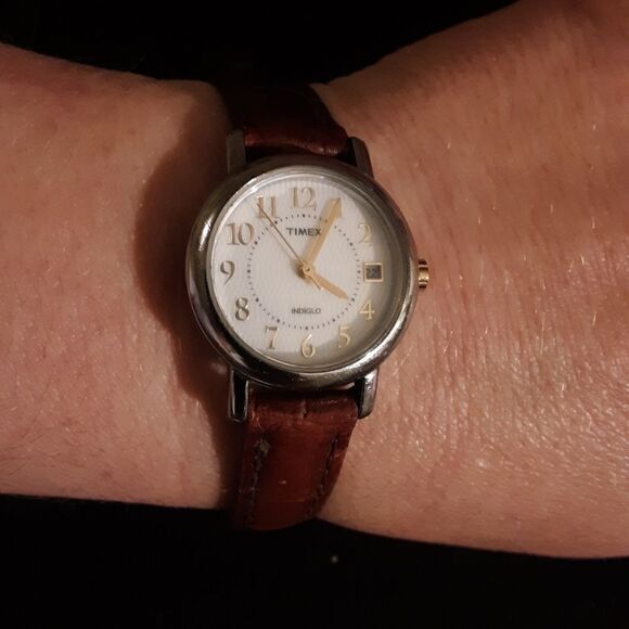 Timex with a burgundy leather band - Picture 6 of 7